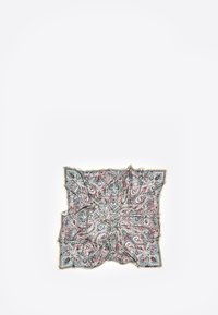 Jedwabna kwadratowa chustka z kolorowym wzorem paisley w czerwonym, niebieskim i zielonym kolorze, ze złotą bordiurą i gładką, połyskliwą fakturą.