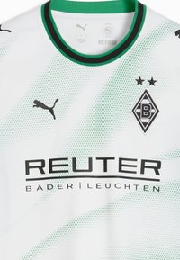 Maillot de football blanc et vert du Borussia Mönchengladbach avec logo Puma, deux étoiles et logo du sponsor Reuter à l'avant.