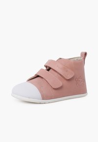 Scarpa alta in pelle sintetica rosa con punta in gomma bianca, due cinturini regolabili in Velcro e un logo di scimmia impresso sul lato.