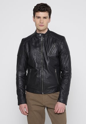 Schwarze Leder-Motorradjacke mit Reißverschluss vorne, Stehkragen und gesteppten Schulterakzenten. Verfügt über mehrere Reißverschlusstaschen.