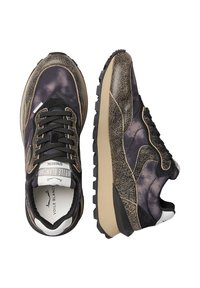 Sneaker alte caratterizzate da una parte superiore in tessuto nero e beige, materiale sintetico, dettagli grigi e suola nera robusta con lacci.