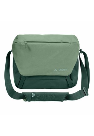 Bolso messenger Vaude en verde y verde oscuro con correa de hombro ajustable y bolsillo frontal con cremallera.