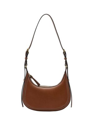 Brązowa skórzana torebka na ramię o zakrzywionym kształcie, złotej metalowej okuciami oraz regulowanym paskiem z ozdobnym przeszyciem.