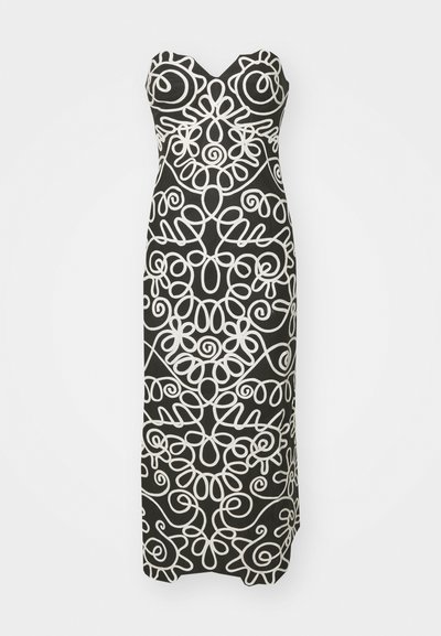 Μαύρο strapless φόρεμα με εφαρμοστή βάση και μακριά σιλουέτα, που διαθέτει ένα λευκό αφηρημένο σχέδιο σπείρας σε όλη την επιφάνεια.