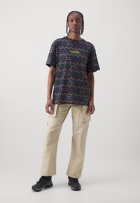 Columbia SEQUOIA GROVE™ TEE - Majica kratkih rukava s printom - collegiate navy/horizons