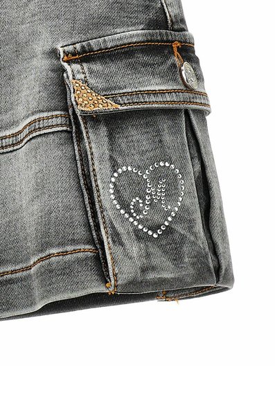 Shorts in denim grigio con design decorativo a forma di cuore in strass sulla tasca, cuciture a contrasto e bottoni in metallo lucido.