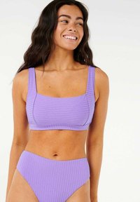 Set di bikini lilla chiaro con texture a rilievo, dotato di scollatura quadrata e bretelle larghe sulla parte superiore e slip a vita alta.
