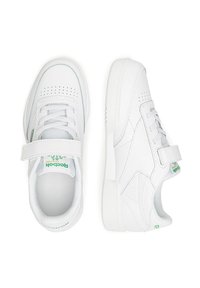 Białe sneakersy z gładką skórzaną cholewką, z sznurówkami i zapięciem na rzep, z perforowanym wzorem na palcach oraz zielonymi akcentami brandingowymi.