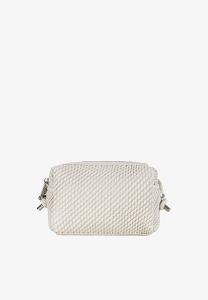 Bolso de cuero blanco con textura trenzada, cierre de cremallera y acentos en hardware plateado. Forma rectangular, diseño compacto, adecuado para elementos mínimos.