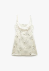 Weißes Kleid mit gepunktetem Muster und floralen Verzierungen, ausgestattet mit einer taillierten Passform, dünnen Trägern und einem glatten, strukturierten Stoff.