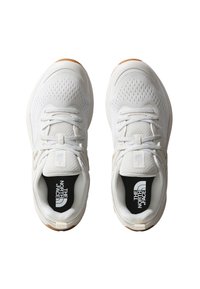 Sneaker bianche con tomaia in rete traspirante, punta rotonda, chiusura con lacci e suola in gomma. Presenta il logo sulla linguetta e sulla soletta.