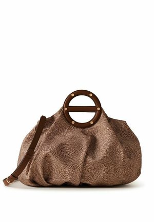 Sac à main marron texturé avec poignée ronde en bois et bandoulière ajustable, reposant sur un fond blanc.