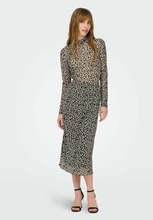 Doorzichtig jurk met luipaardprint, lange mouwen, hoge halslijn en vloeiende silhouet. Zwart en beige kleuren domineren het patroon.