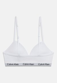 Λευκό bralette Calvin Klein με ρυθμιζόμενους λεπτούς ιμάντες και ελαστική ταινία με λογότυπο στο κάτω μέρος, παρουσιασμένο σε απλό φόντο.