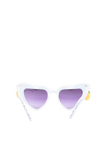 Weiße herzförmige Sonnenbrille mit violetten Gläsern mit Farbverlauf und verzierten Bügeln mit blauen und gelben Blumenmustern.