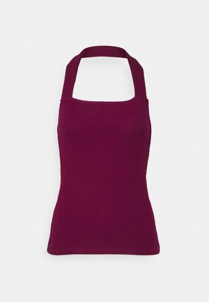 Haut sans manches en maille côtelée à col halter dans un prune profond, avec un décolleté carré et de larges bretelles.