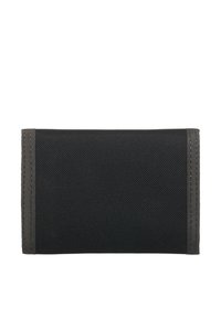 Μαύρο υφασμάτινο πορτοφόλι με υφή στην επιφάνεια και ανοιχτό γκρι ραφές κατά μήκος των άκρων. Ορθογώνιο σχήμα χωρίς ορατά μεταλλικά μέρη ή διακοσμητικά.