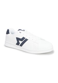 Sneaker bianchi realizzati in materiale sintetico con un accento blu navy sul logo. Presentano una punta arrotondata, suola piatta e design con lacci.