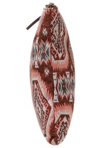 Borsa a mano realizzata in tessuto a fantasia con disegni geometrici in rosso, rosa e nero, dalla forma arrotondata e chiusura con fermaglio in metallo.