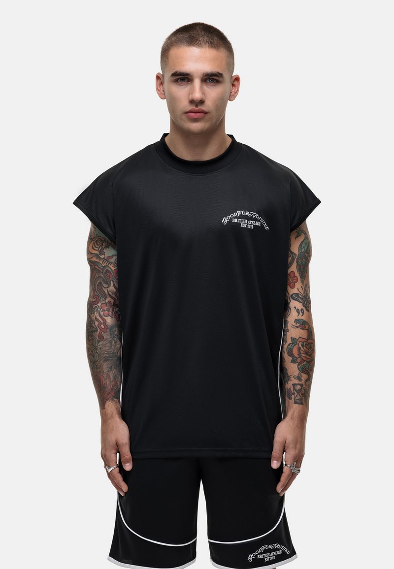 Zwarte sportieve t-shirt met korte mouwen en ronde halslijn, voorzien van witte logo-tekst en een losse pasvorm. Gekoppeld aan zwarte shorts met witte piping.