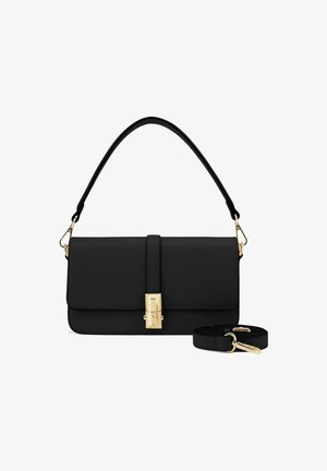 Schwarze Handtasche mit glatter Textur, goldenen Beschlägen und einem abnehmbaren Trageriemen. Das Design verfügt über einen vorderen Klappdeckel, der mit einem Verschluss gesichert ist.