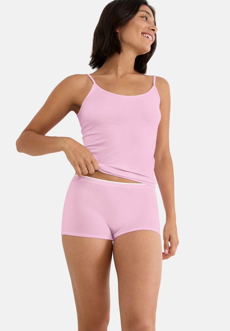 Canotta rosa chiaro con spalline sottili abbinata a pantaloncini boyshort dello stesso colore. Tessuto morbido e liscio; design semplice e vestibilità confortevole.
