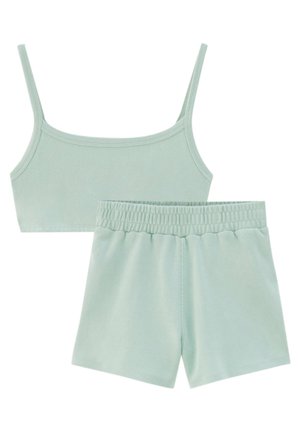 Ensemble deux pièces vert clair avec un débardeur court à fines bretelles et un short taille haute avec ceinture élastique.