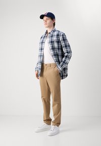Tommy Hilfiger DENTON PRINTED STRUCTURE - Chino-püksid - safari