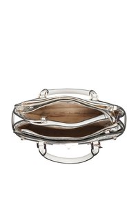 Borsa strutturata con un esterno bianco lucido, hardware in argento e numerosi scomparti con zip. Presenta un rivestimento interno morbido.