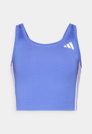 Lyseblå sportsbh laget av elastisk stoff, med rund halslinning, brede stropper og hvite sidedetaljer med en logo øverst til venstre.