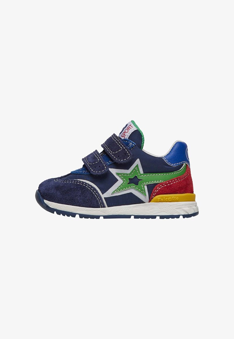 Baskets de sport bleues avec tige en daim et en tissu, détail étoile verte, deux bandes Velcro, semelle blanche et accents rouges et jaunes.