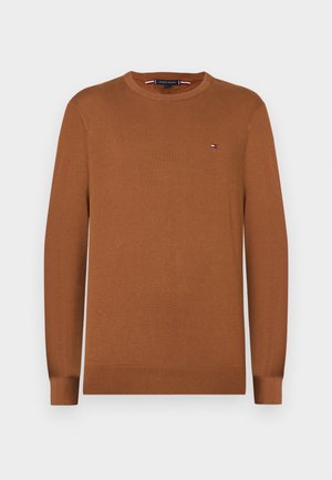 Brun strikket sweater med rund halsudskæring og lange ærmer. Lille logoaccent på brystet. Blød tekstur og ribbede manchetter.