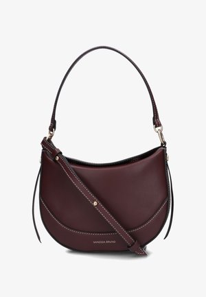 Sac bandoulière en cuir bordeaux au design incurvé, avec surpiqûres contrastantes, sangle réglable et accents métalliques dorés. Nom de la marque visible.