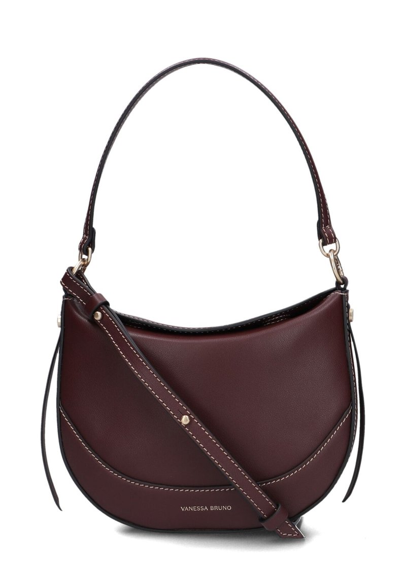 Bordeauxrode leren crossbodytas met een gebogen ontwerp, contrasterende stiksels, verstelbare riem en gouden hardware accenten. Merkennaam zichtbaar.