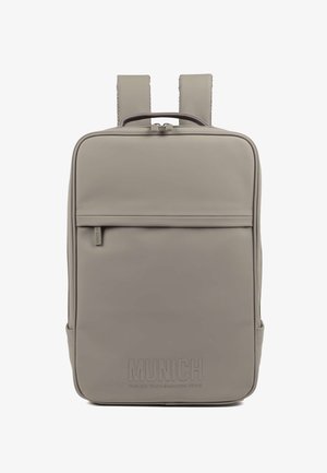 Zaino grigio in materiale liscio, con due spallacci imbottiti, una tasca frontale con cerniera e logo in rilievo alla base.