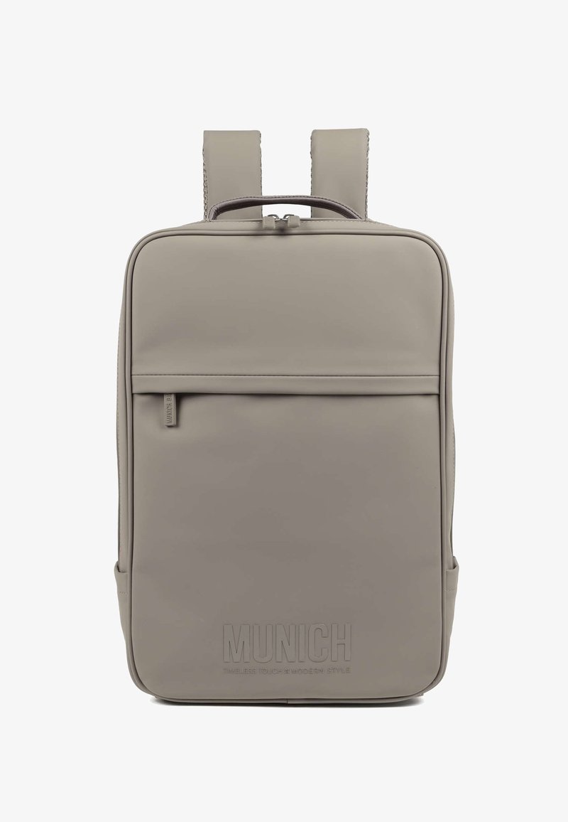 Sac à dos gris en matériau lisse, doté de deux bretelles rembourrées, d'une poche avant zippée et d'un logo embossé à la base.