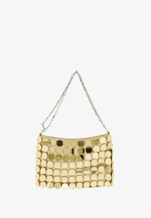 Arany kézi táska, kör alakú fémlemezekkel, sima textúrával és ezüst lánc pánttal. Téglalap alakú, a tetején cipzárral záródik.