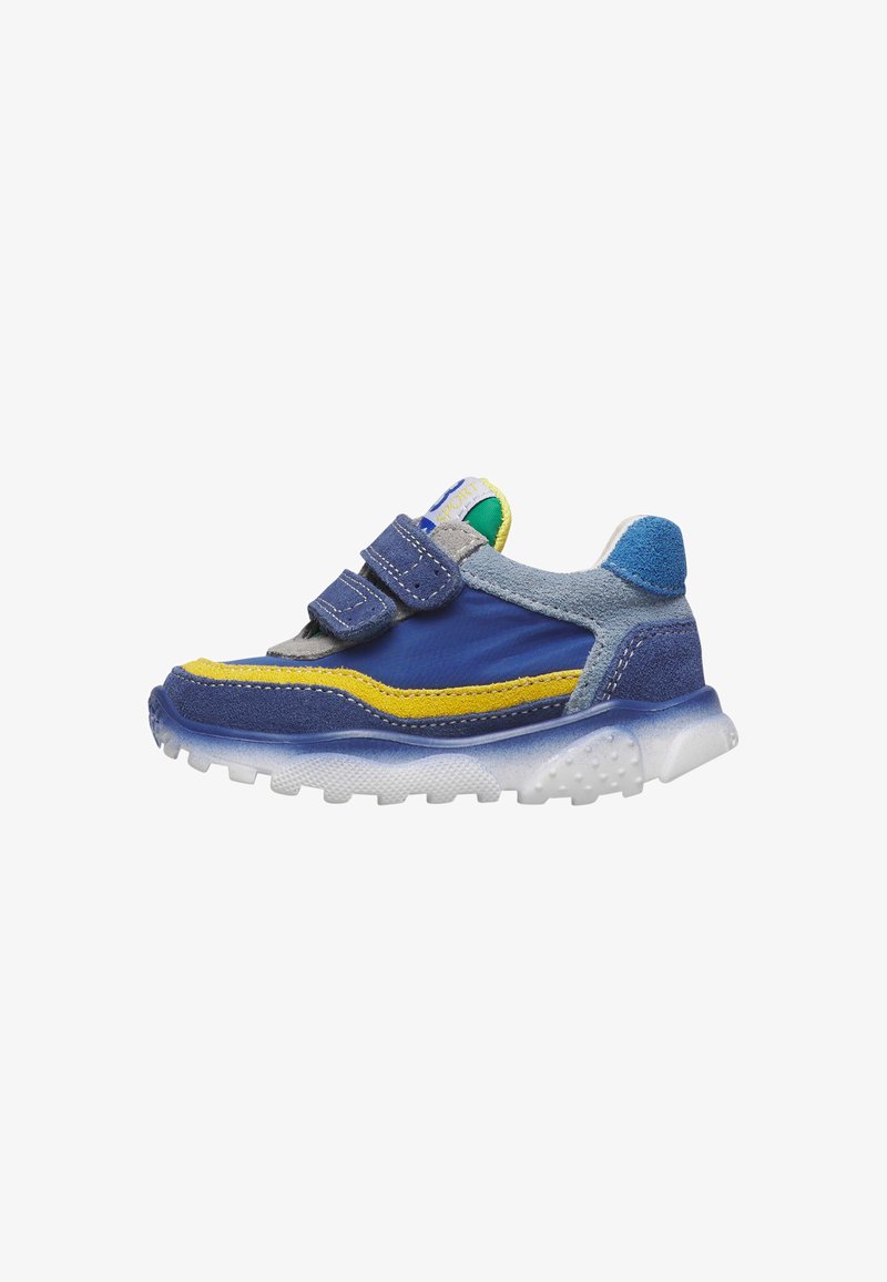 Zapatilla infantil azul y amarilla con detalles en gris y verde, tiras de velcro y suela de goma translúcida texturizada.