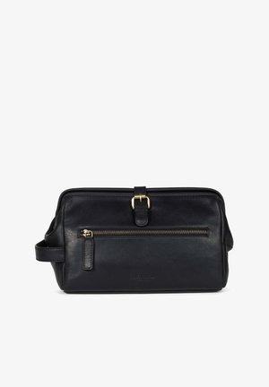 Bolsa de cuero negro con un detalle de cremallera dorada, forma rectangular, bolsillo con cremallera en la parte frontal y un asa plana. Textura suave y diseño minimalista.