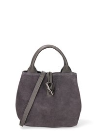 Borsa in suede grigia con doppio manico e tracolla rimovibile. Presenta una forma elegante e arrotondata, con un accento in metallo per la chiusura.