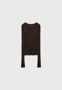 Braunes Langarmshirt mit Rundhalsausschnitt und verlängerten Ärmeln, aus einem weichen, leichten Stoff mit glatter Textur gefertigt.