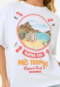 Biała koszulka z kolorowym nadrukiem przedstawiającym scenę plażową, motywami wiśni oraz napisem "¡Buena Vida! País Tropical Ripcurl Surf."