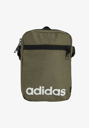 Piccola borsa a tracolla rettangolare verde oliva con tasca con cerniera nera e logo bianco "adidas" in basso sul davanti.