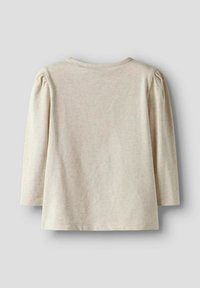 Langermet skjorte i lys beige strikket stoff, med rund hals og rynkedetalj ved skuldersømmene. Glatt tekstur.