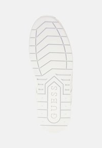 Suola di sneaker in gomma bianca con superficie testurizzata, scanalature diagonali per la trazione e un design a forma di diamante con il nome del marchio centrato.