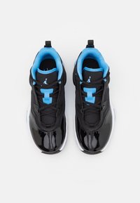 Černé sportovní boty s lesklým povrchem, modrými akcenty a síťovaným materiálem. Mají zaoblenou špičku a šněrování s poutkem.