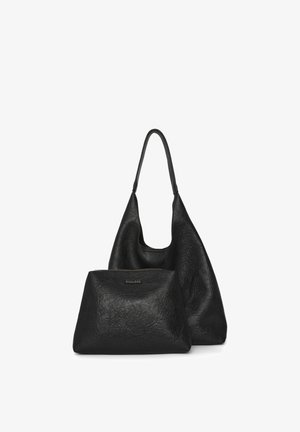 Sac à bandoulière en cuir noir texturé avec une pochette assortie à fermeture éclair, les deux posés debout sur un fond blanc.