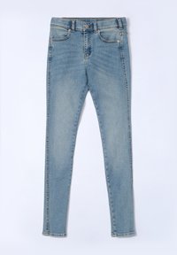 Jeans ajustados de denim azul claro. Las características incluyen cinco bolsillos y un cierre de botón. Textura suave sin patrones o acentos visibles.