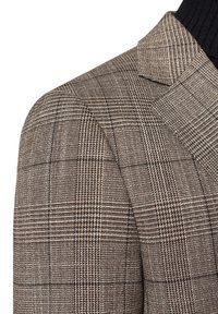 Brązowa marynarka w kratę z teksturowanej tkaniny, z mieszanką małych i dużych kratek, klapkami i wyraźnie zarysowanymi ramionami.