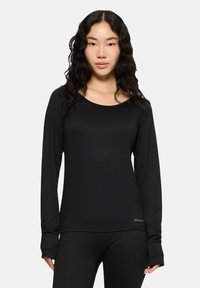 Czarna, długosleeve'owa koszulka sportowa z okrągłym dekoltem, gładką teksturą, otworami na kciuki w mankietach oraz subtelnym logo marki blisko dołu.